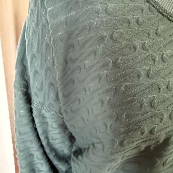 Preowned, Women’s Reversible Long sleeve Nike Athletic Top finger sleevesSize XS - Picture 5 of 5